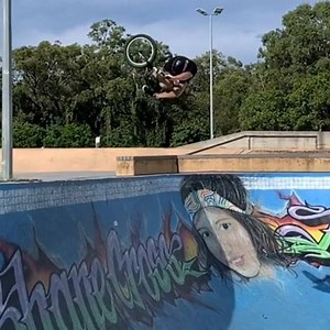@jdoogg getting comfortable with the old bowl at Pizzey. #colonybmx #havefunridebikes #bmx #pizzeypark | Colony BMX