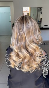 Bari ↔️ Massafra per Maddalena, che è tornata per il suo esclusivo Starlight Harem ✨ Model: @mcarnevale171 Hairstylist: @valentina__harem #haremacconciaturerosanigro #massafra #puglia #blondehair #degradejoelle #starlight #blonde #hairvideo | Centro Degradé Joelle Harem Acconciature Rosa