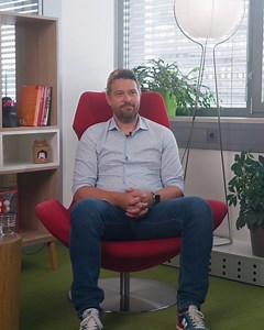 19K views · 78 reactions | Kakšen nasvet bi si ti dal/-a pri 18. letih? 樂 Točno to vprašanje smo namreč postavili tudi Juretu, našemu direktorju marketinga, ki nam je med drugim povedal tudi, komu se vedno javi na telefon. Ti klici so namreč najbolj urgentni.  Poglej si video in odkrij vse, kar je Jure.❤ #VseKarSi #VsekArs1 | A1 Slovenija | Facebook