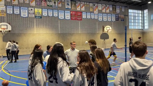 Il y a 30 ans, un grand blond faisait son entrée dans le gymnase du Collège. Le 23 décembre dernier, Francis Frappier a accroché son sifflet en présence de ses collègues et de la cohorte des finissants 2024. Frapps, M. Frappier, Francis, nous tenons à te remercier pour toutes ces belles années au Collège de Montréal. Tu peux quitter la tête haute et les Armoiries tatouées sur le...bras! Voici un petit souvenir de sa dernière journée... 📸🎞️ Nous invitons ses collègues et ses élèves (anciens et 