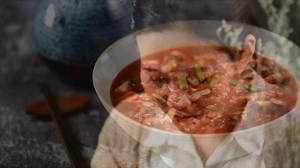 #GastronomieChinoise La Gastronomie chinoise avec ses huit spécialités--la Cuisine du Sichuan Quand on parle de la cuisine du Sichuan, on dit souvent que "chaque plat a sa place, cent plats avec cent goûts", et elle est excellente surtout en plats épicés. Les goûts de la cuisine du Sichuan sont riches et ont des saveurs spéciales et complexes. Une saveur complexe est normalement obtenue à partir de deux ou plusieurs saveurs simples, on en compte plus de 20 dans cette cuisine du Sichuan. Aujourd’