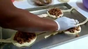 Hoje vou ensinar um salgado com massa de batata recheado com picanha Suína alho poró e queijo 🥚🍶Ingredientes _ 1000 g de farinha de trigo _ 450 g de batata inglesa _ 2 xícaras de leite ( 500 ml ) _ 3 colheres de açúcar _ 1/2 colher de sal _ 20 g de fermento biológico seco _ 2 colheres de margarina 🥩 recheio de picanha com alho poro _ 500 g de picanha suiná _ 1 alho poro _ 3 dentes de alho _ sal a gosto _ azeite para refogar _ 50 ml de ketchup _ 200 g de azeitonas | ESCOLA DE SALGADOS