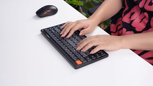 🔔 SilentKey Mini đến đây! Đi kèm với đó là sự tiện lợi, linh hoạt khi làm việc nhờ tính năng đa kết nối nhiều thiết bị nhiều chế độ, thiết kế 75% nhỏ gọn, phổ thông. ⚡ Đừng quên ưu đãi nâng thời hạn bảo hành lên 18 tháng với đơn hàng đặt sớm trong tháng đầu tiên ra mắt SilentKey Mini nhé (5.10-5.11)! #hyperwork #keyboard | HyperWork