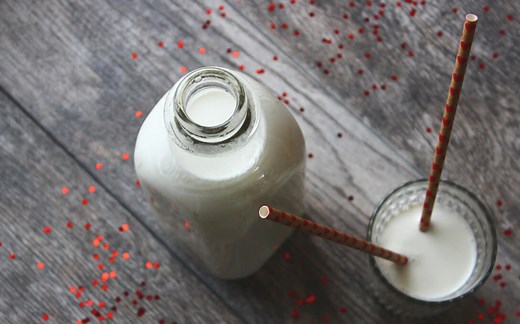 Almond Milk vs. Skim Milk: Which is Better? | Milk Pick