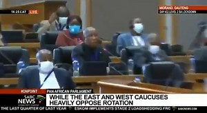 27K views · 448 reactions | Wuye uMalema oqale kuqala wayohlokoloza owesifazane obehola umhlangano. Owesifazane omjijimeze wamphusha uyabonakala ezama ukuyovikela obehlokolozwa uMalema. Buka kahle lapha. Video: SABC News | Ezivuthayo Emaputaland | Facebook