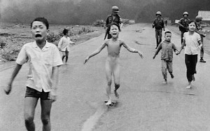¿Recuerdas a la niña del napalm? Lanza libro sobre su vida en español