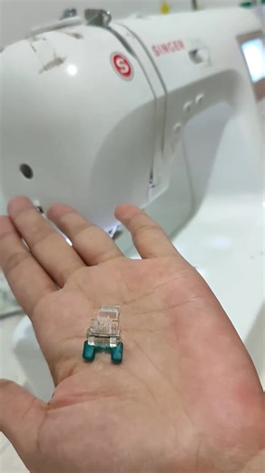 Easy way to sew buttons with sewing machine portable. #sewinghacks #sewingtutorial #sewingtips #easytosew #beginners | Diana Ulfa