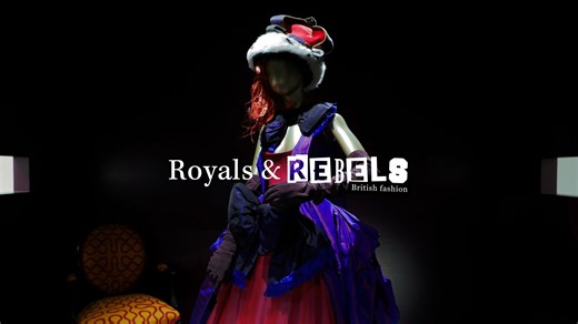 MIS HET NIET – Onze modetentoonstelling ‘Royals & Rebels – British Fashion’ is nog maar t/m 7 januari te zien. Het perfecte uitje voor de kerstvakantie dus! Bewonder prachtige ontwerpen van Vivienne Westwood (ook die trouwjurk uit Sex and the City!), de schitterende Rainfall Coat met duizenden kristallen, twee outfits van Lady Diana, Schotse ruiten in alle soorten en maten, ontwerpen van grote namen als Alexander McQueen, Stella McCartney, John Galliano en nog veel, veel meer. 🎥: Studio Roodenb