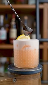 VODKA SOUR COCKTAIL 壟弄✨ Ingredients: ° 60 ml vodka ° 30 ml lemon...