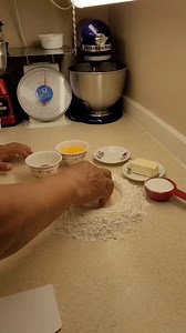 Como hacer donas super esponjaditas Mmm 336 gr de harina 15 gr de levadura seca 150 mililitros de agua 83 gr de azucar 55 gr de mantequilla 2 huevos Vainilla al gusto Puñito de sal Amasa y freir con aceite Ver el procedimiento en el video Muchas gracias | Panadería paso a paso con Sergio López