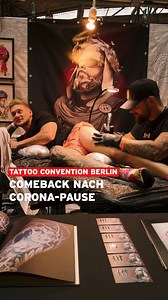 Nach zwei Jahren Pandemie-Pause ist die Tattoo Convention Berlin zurück in der Arena in Treptow. Die Tätowierer:innen haben harte Zeiten hinter sich - nicht nur wegen Corona. | rbb24