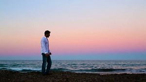 Beautiful Couple Having Fun On Beach: vídeo stock (100% livre de direitos) 12888434 | Shutterstock