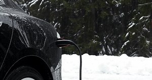 homme pour adultes atteignant, poussant EV : vidéo de stock (100 % libre de droit) 3987098095 | Shutterstock