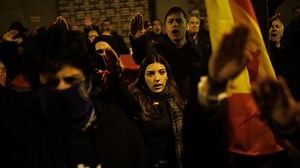La líder neonazi Isabel Peralta, juzgada este jueves por "apremiar a la violencia" contra los migrantes