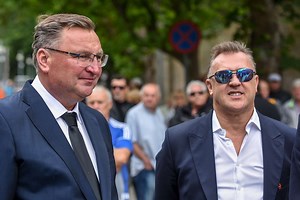 Znani na pogrzebie Janusza Kupcewicza. W Gdyni byli m.in. Cezary Kulesza, Czesław Michniewicz, Michał Listkiewicz, Bogusław Kaczmarek | FOTO
