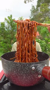 Samyang Hot Chicken Jjajang Ramen 🍜 | EM Vlog