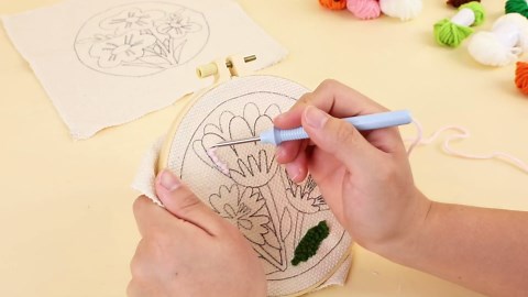 ojustbeok 3 Set Punch Needle Kits Flowers Punch Embroidery Kits for Adults Beginners Needle Embroidery Starter Craft Set Christmas Day Birthday Gift with Floral Pattern Hoops Yarns and Sewing Needles