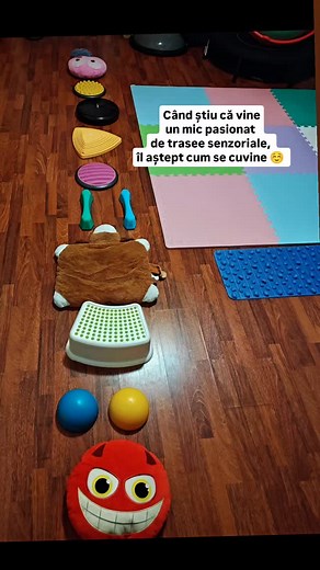 👉 Traseul senzorial este ocazie excelentă pentru copii de a dezvolta abilități de procesare senzorială. Copiii experimentează diferite senzații tactile și proprioceptive, prin presiune profundă, întâlnind texturi mai dure, mai moi, mai elastice etc pe măsură ce parcurg un traseu cu obstacole. 🔺 Învățând să recunoască aceste senzații și cum să se adapteze la ele, îsi vor dezvolta abilități motorii, coordonarea și adaptabilitatea la provocări. | Terapie de integrare senzoriala - Georgiana Averch