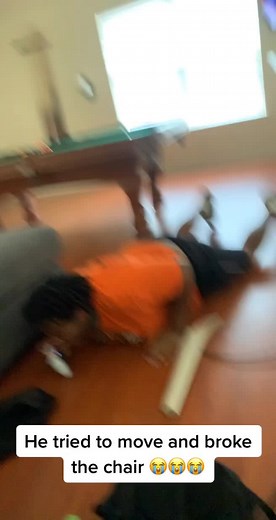 Chill on my laugh 😭😭😭😭 #fypシ #fat #funnyvideo #chair #laugh #omg #comedy