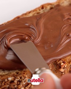 Miam ! Une délicieuse tartine au Nutella® ! Qui va céder à la tentation aujourd’hui ? 😋 Pour votre santé, pratiquez une activité physique régulière. www.mangerbouger.fr | Nutella