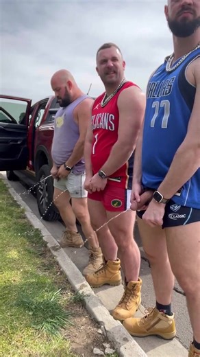 Good friends piss together