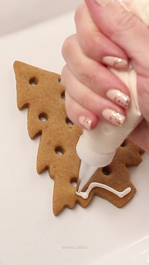 269K views · 2.7K reactions | I turned my gingerbread cookies into a flameless candle holder  #cookiedecoratingvideo #christmascookies #decoratedcookies #royalicingcookies #GingerbreadCookies #icingcookies #royalicingartist | SweetAmbs | Facebook