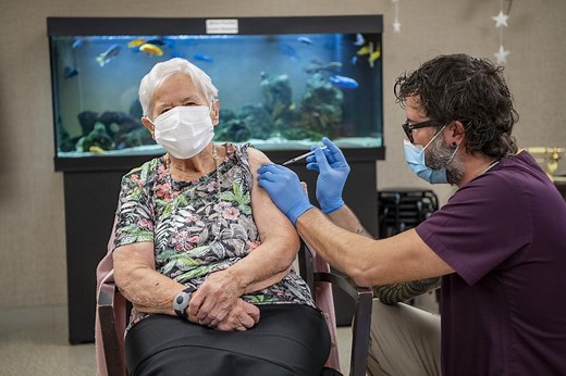 La vaccination contre le Covid-19 a commencé en Suisse | RTS