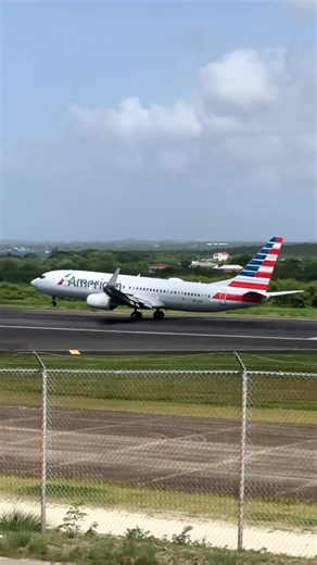 American Airlines B737-800 landing in Antigua✈️ 📸: @ikoolmannix #avgeek #planeporn #instagramaviation #boeinglovers #planespotting #aviationphotography #pilotlife #avgeek #instagramaviation #instaplane #instaaviation #aviationlife #aviationphotography #boeing #coaviation #instaplanelovers #aviationismylife #airplane_lovers #vehiclegram #aviationdaily #Aviationpics #airbusboeingaviation#excellentaviation #planelovers #b737 #boeing737 | Boeing737fanpage