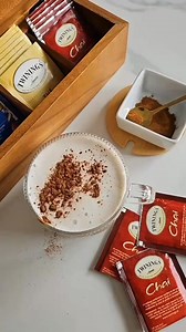 Savourez une délicieuse tasse de Chai Latte préparée avec le thé Chai de Twinings, avec son brillant mélange de saveurs réconfortantes 🍂✨ #DégustezLaVie | Twinings Tea Canada