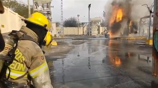 ▶️🔴 #ÚLTIMAHORA | Vecinos comparten imágenes del incendio registrado en la Subestación de CFE en Monterrey. Personal de Protección Civil del Estado, Monterrey y Bomberos Nuevo León trabajan en sofocar el fuego. 🚒 📹 | Protección Civil, Especial | Telediario Mty