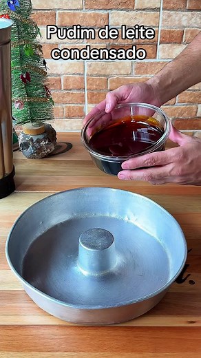 PUDIM DE LEITE CONDENSADO Ingredientes — Pudim \t•\t12 ovos \t•\t1,2 kg de leite condensado (3 latas de 395 g) \t•\t1 L leite Ingredientes — Calda \t•\t2 xícaras de açúcar \t•\t1 xícara de água Modo de preparo (curto e direto) \t1.\tNo liquidificador: bata os 12 ovos e 1,2 L de leite condensado por ~3 minutos (evita cheiro de ovo). \t2.\tPasse para uma bacia e misture 1 L de leite com um fuê até ficar homogêneo. \t3.\tCalda: derreta 2 xícaras de açúcar em fogo baixo até ficar âmbar (não queimar)