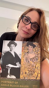 A Dama Dourada ✨ O famoso retrato de Adele Bloch-Bauer, de Gustav Klimt, é uma obra linda e com uma história poderosa por trás. Se estiver em Nova York, fica a dica: Neue Galerie, na 5ª Avenida. Arte, história e um programa imperdível. 💛 | Maria Beltrão