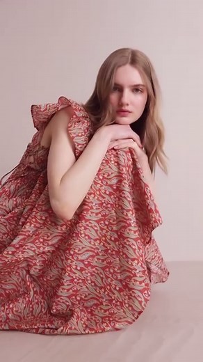 Una primavera Liberty Fabrics. Ogni pezzo di tessuto Liberty è prodotto attraverso un processo di produzione su misura: disegnato o dipinto a mano dal team di progettazione Liberty nello studio di Soho (Londra) e trasportato su tessuto nella stamperia italiana di Liberty situata sulle rive del lago di Como. A very Liberty Fabrics Spring. Every bolt of Liberty fabric is the product of a bespoke production process: hand-drawn or painted by the in-house design team in Soho, London. Transformed onto