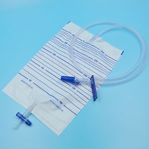 [Hot Item] CE Certificated 2000ml Needleless Sampling Port Sterile Cross Valve Close System Urine Drainage Bags with Non Return Valve St1301