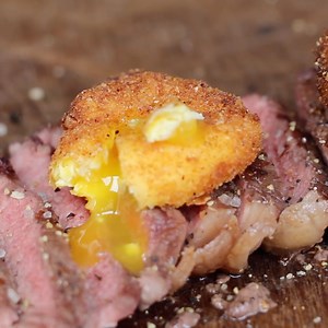 Grilled Sirloin Steak and fried Eggyolk is a killer combination. You should try this quick, easy and delicious Recipe for your next BBQ! | 0815BBQ