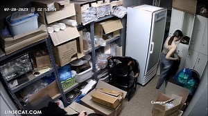 Camera IP Hàn Quốc bị hack năm 2023: nữ nhân viên trong quán đồ uống đang thay quần áo. Cô ấy không thay đồ lót trong nhiều ngày. Bạn có thích áo ngực có mùi không? - Mèo keo kiệt