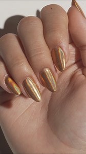 Gelish Chrome Stix TAN RÁPIDO, TAN FÁCIL... ¡CROMO INSTANTÁNEO! Un aplicador de pluma todo en uno que transforma tu conjunto completo en solo minutos en acabados hermosos que no son posibles con gel o laca de uñas solo. - Sin ensuciar, fácil aplicación de frotamiento. - LED curado para terminar - Múltiples looks sobre colores claros y oscuros | Gelish Guatemala
