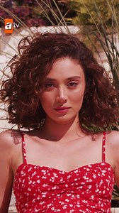 Aleyna Yılmaz; Cemile’nin biricik kızı, Feraye’nin üvey kardeşidir. Safir ‘Saklı Kalan Bir Aşk Hikayesi’ ilk bölümüyle Pazartesi 20.00’de atv’de. 💠 @safirdizisi | ATV