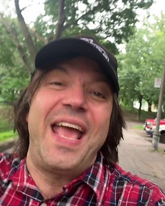 Ce jeudi: Show de ruelle 2023 - Mononc' Serge et les Crosmonautes. C'est gratuit, c'est dans Hochelaga-Maisonneuve pis et on annonce du beau temps. Yééé! | Mononc' Serge