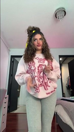 Tight leggings showing Cameltoe Print while twerking