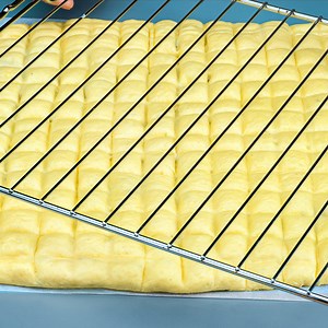 40K views · 145 reactions | Trucul genial care va schimba modul in care gatesti! Nu vei mai cumpara paine Ingrediente: ouă: 1 buc apă: 200 ml lapte: 200 ml ulei: 90 ml drojdie uscată: 10 g zahăr: 5 g făină: 600 g unt: 40 g cașcaval: 150 g cartofi: 200 g apă: 350 ml piper negru: 2 g sare: 10 g boia de ardei dulce: 2 g pătrunjel: 10 g ouă: 1 buc semințe de susan alb: 5 g | Cookrate - Romania | Facebook