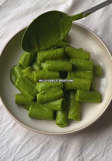 🧄 WILD GARLIC RIGATONI 🌿 there’s not many things that excite me more about spring than the return of wild garlic season. and this creamy pasta recipe is absolutely the first thing you should make when you find some 😍 my full recipe can be found below 👇 so enjoy! and let me know if you give it a go 💚 INGREDIENTS (serves 3-4) 200g wild garlic leaves (or use half spinach / other leafy green) 30g basil 1 lemon, zested 1 garlic clove, minced 30g pine nuts, toasted 300g silken tofu 4tbsp nutritio