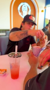 Poreso no me gusta invitarlo ni pone dinero y todo se quiere comer 😡 | Los Compas CLN