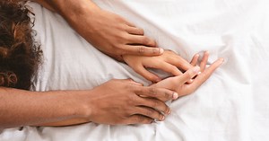 Cưới chồng trẻ, cụ bà phải áp đặt lệnh cấm 'quan hệ vợ chồng' do thường xuyên phải đến bệnh viện cấp cứu