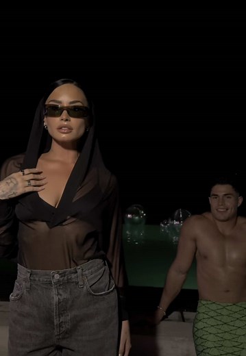 Demi Lovato y las Sirenas: Más Allá del Cliché