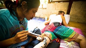 Hand Poke, la técnica del tatuaje de origen ancestral