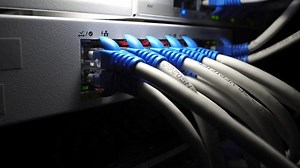 Commutateur Internet Gros Plan Avec Câbles : vidéo de stock (100 % libre de droit) 1108823045 | Shutterstock