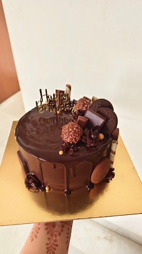 Cake decorating 101 . #cakesofinstagram #egglessbaking #reelsinstagram #cakestagram #cakestyling #cakestudio #cakesofig #cakesdaily #indulgecakediaries #fyp #bakersofinstagram #BakingReel #BakingMadeEasy #vadodaradiaries #VadodaraBakers #vadodarafood #vadodarabakers | Indulge Cakes 'N' Bakes