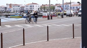 C'est bien connu, l'île d'Yeu est un paradis pour les amateurs de vélo. 🚲 Alors, pour aller de Fromentine à l'île d'Yeu, c'est Yeu Continent ! Et pour embarquer son vélo, c'est aussi Yeu Continent ! ⛴ Retrouvez les petits secrets de Vendée Tourisme pour une traversée sans encombre ! #destinationvendee #vendeevelo | En Vendée