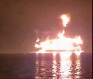 タンカーが２艘がホルムズ海峡で攻撃を受けて大炎上。日本の石油価格、ヤバいことになりそう。